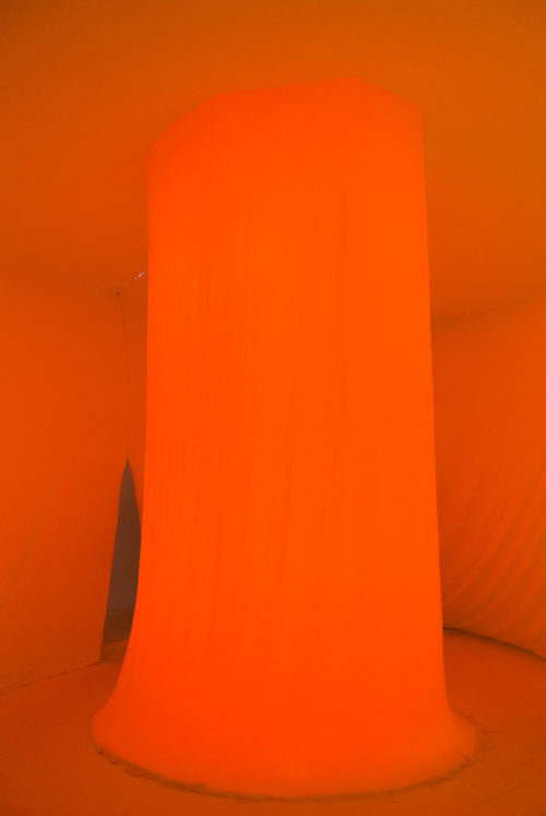Two columns for one bubble light, Ernesto Neto